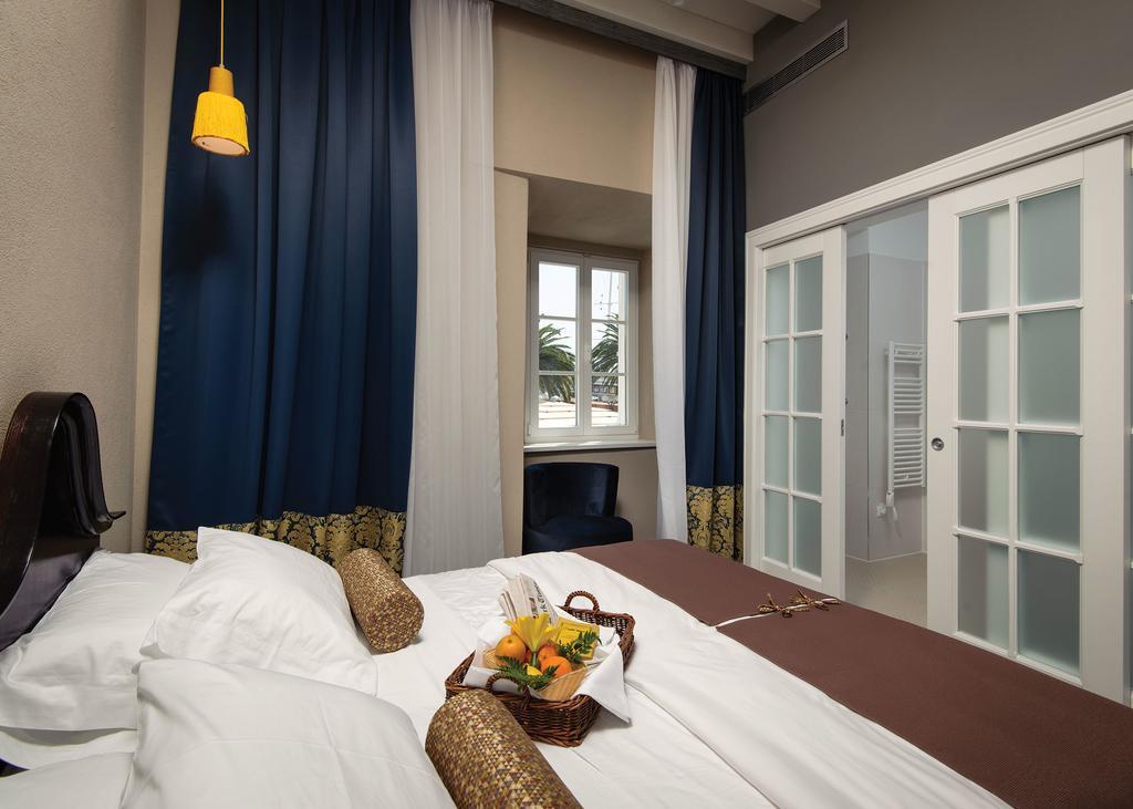 XII Century Heritage Hotel Трогир Екстериор снимка